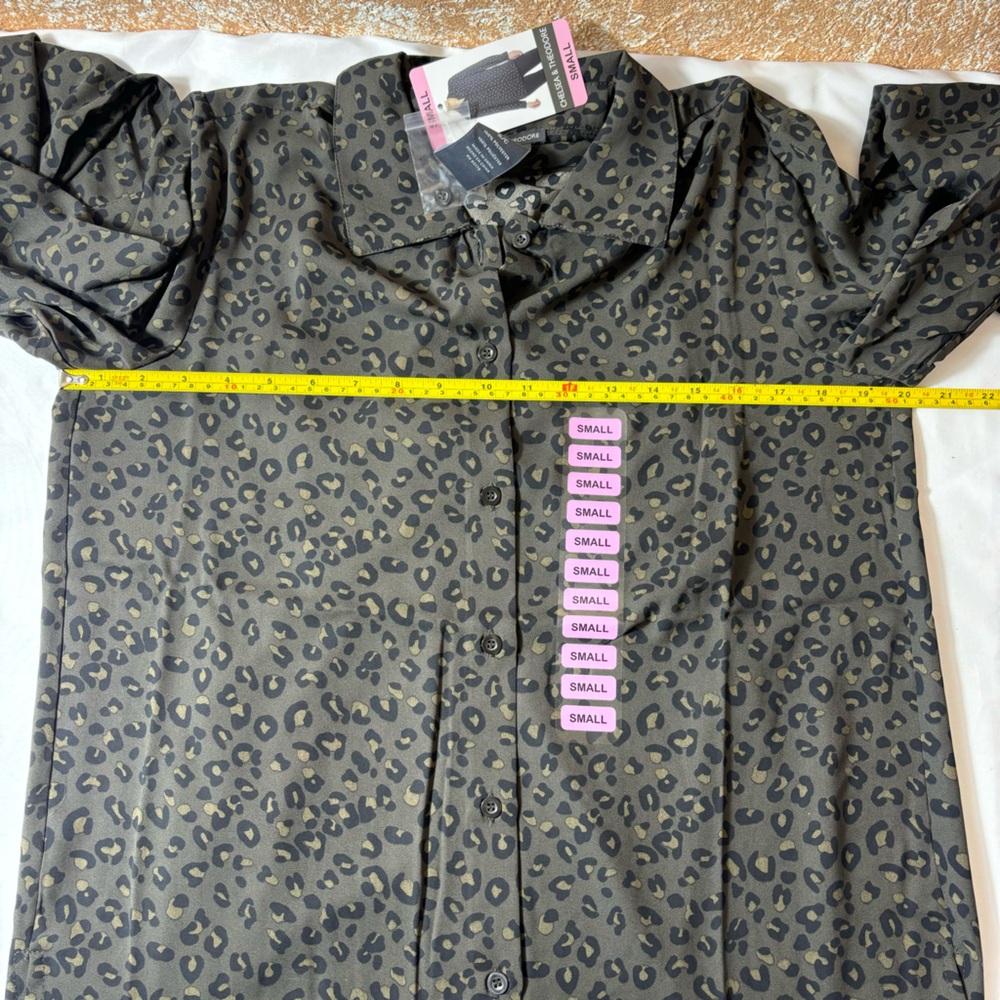 Chelsea & Theodore Leopard Print Blouse Long Sleeve Button Up Top Gray Size S - Picture 12 of 12